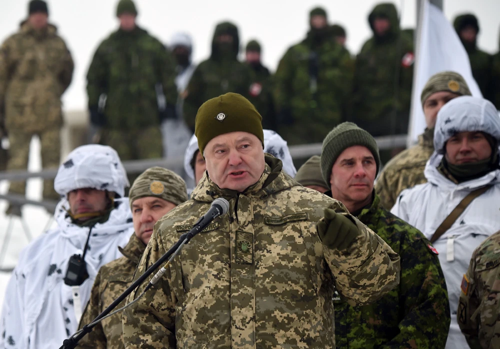 Ukrainian President Petro Poroshenko speaks to servicemen taking part in brigade tactical exercises near Goncharivske village, Chernihiv region, not far from the border with Russia. ( AFP)