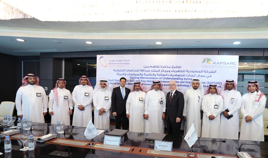 The agreement was signed by KAPSARC President Adam Sieminski and Saudi Electricity Company CEO Fahad Al-Sudairi at SEC’s headquarters in Riyadh.