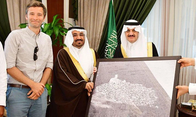 Prince Saud bin Nayef welcomes the excavation team to the archaeological site of THajj in the Eastern Province. (SPA)