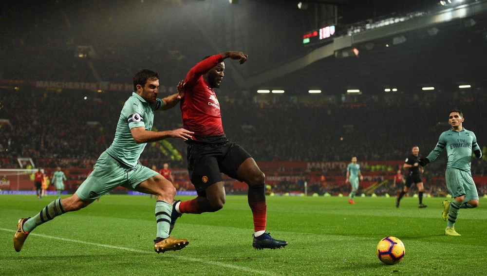 Manchester United fight back again but Arsenal extend unbeaten run in four-goal thriller