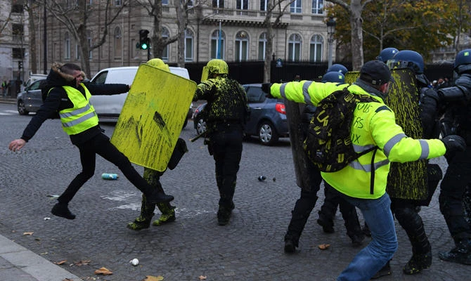 Riot police clash with demonstrators during a protest of Yellow vests (Gilets jaunes) against rising oil prices and living costs on the Champs Elysees in Paris, on December 1, 2018. (AFP / Alain Jocard)