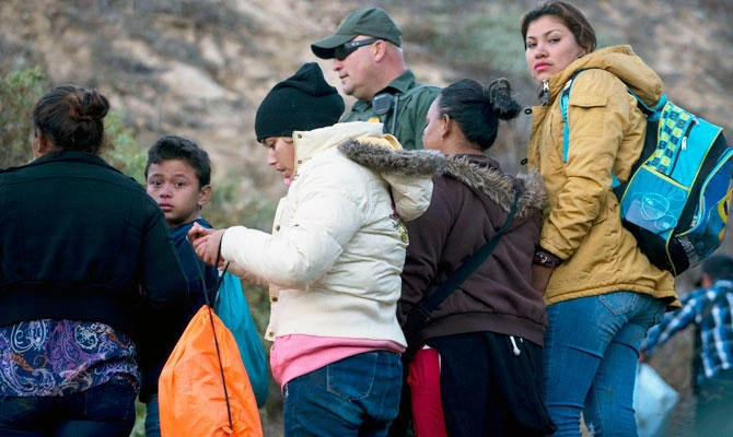 Honduran woman in migrant caravan gives birth in US