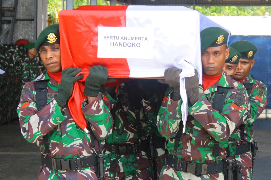 Indonesian soldiers carry the coffin of a comrade, who was killed during a battle with a separatist group, suspected of killing construction workers in Indonesia’s eastern province of Papua. (Reuters)