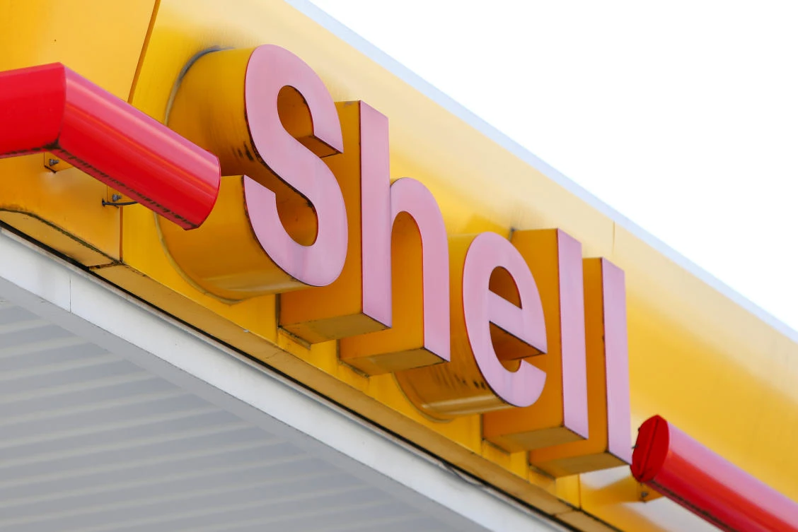 The logo of a Shell gas station is pictured in Ulm, Germany. The firm has concluded that a Nigerian oilfield sale where it suspects an executive took bribes was not linked to a separate court case. (Reuters/File Photo)