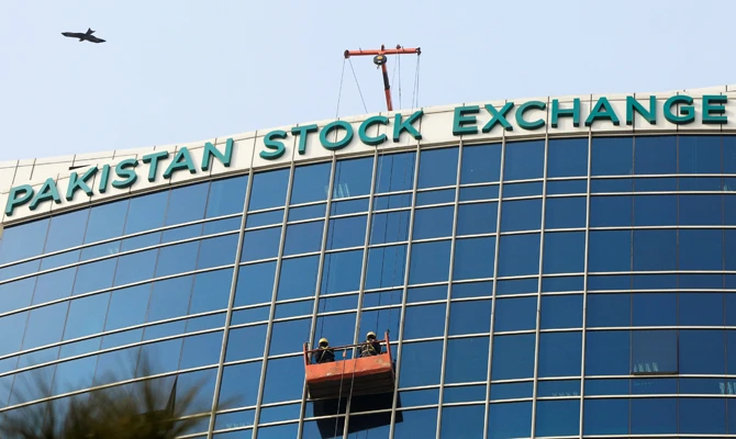 Economic worries push Pakistan Stock Exchange down by over thousand points