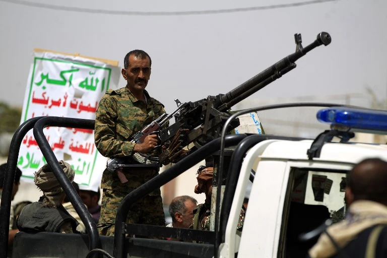Houthi militia shell commercial center in Hodeidah