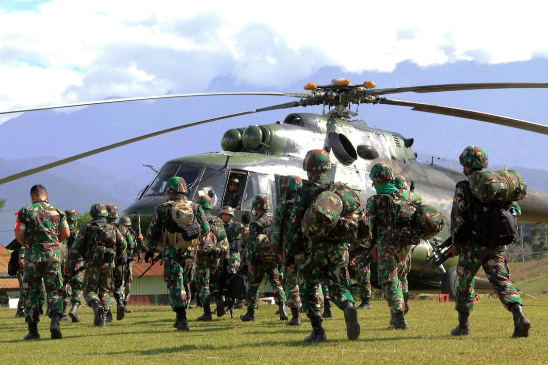 Indonesian military soldiers prepare to board a helicopter from Wamena in Papua province on December 5, 2018 to retrieve the bodies of the construction workers killed in Nduga. (AFP)