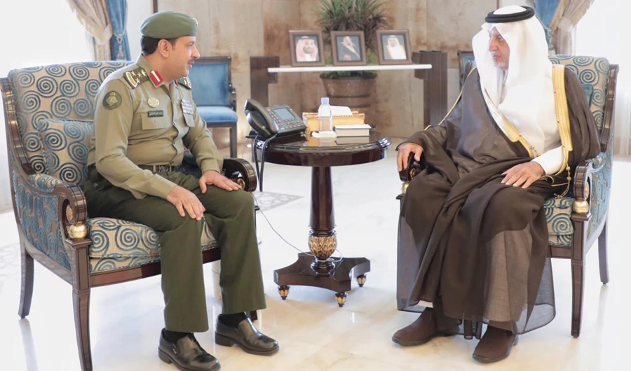 Makkah Gov. Prince Khaled Al-Faisal holds talks with the recently appointed director of the passport department in Jeddah. (SPA)