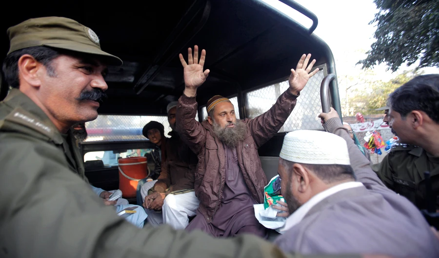 Police arrest supporters of Pakistani religious group Tehreek-e-Labbaik party, who have been demanding the release of party's leader Khadim Hussain Rizvi in Lahore, Pakistan, on Nov. 30, 2018. (AP)