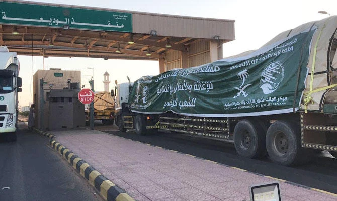 KSRelief distributed 25 tons of relief goods, including 200 kg of dates, in Lahj governorate. (SPA)