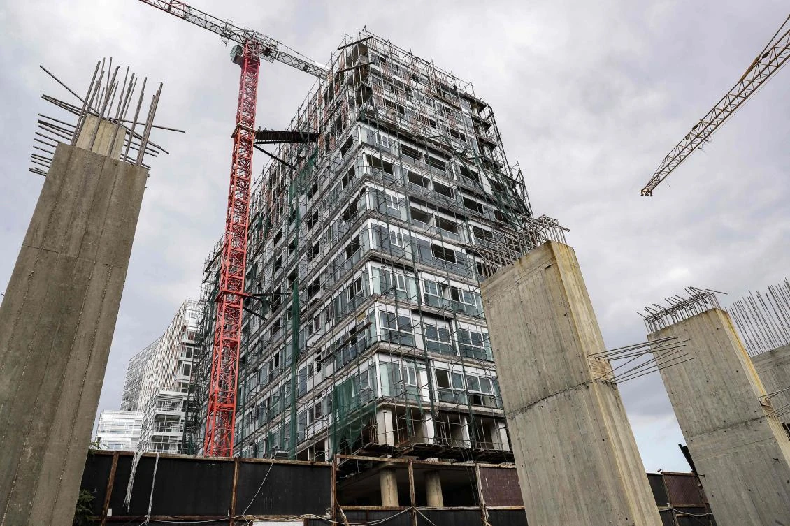 This picture taken on November 26, 2018 shows a view of a halted construction site (foreground) before another building currently under construction in the Lebanese capital Beirut. (AFP)
