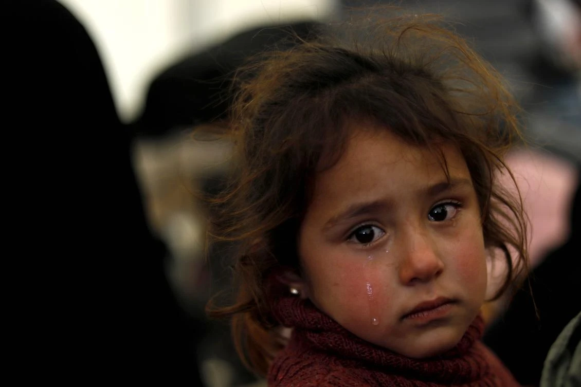 A displaced Syrian girl cries inside the Internallly Displaced Persons (IDP) camp of Al-Hol in Al-Hasakeh governorate in northeastern Syria on December 8, 2018. (AFP)
