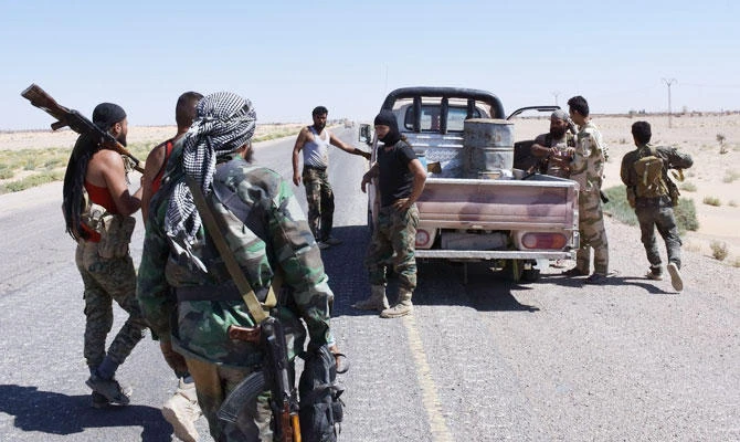 Syrian pro-government forces hold a position near the village of al-Malihah, in the northern countryside of Deir Ezzor, on September 9, 2017, during the ongoing battle against Daesh group. (AFP)