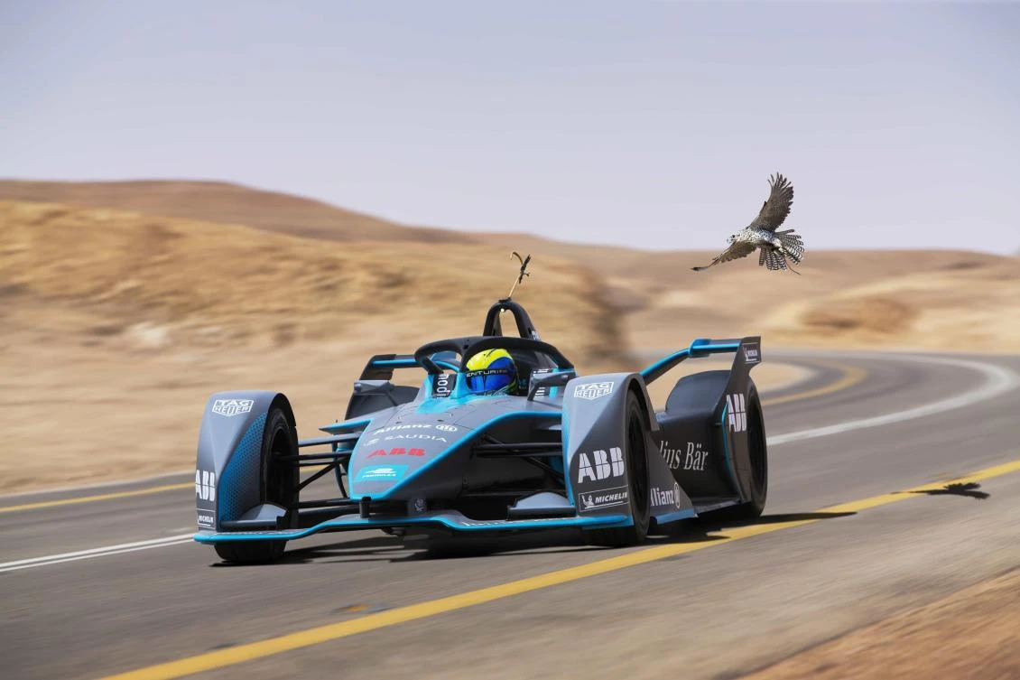 Hunter becomes the hunted — Felipe Massa chased down by a peregrine falcon behind the wheel of the Gen2 car outside of Ad Diriyah. (Photo: Formula E)