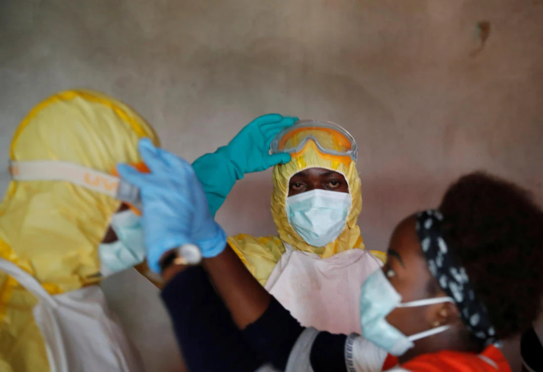 Healthcare workers adjust gear during a funeral of Kavugho Cindi Dorcas who is suspected of dying of Ebola in Beni, North Kivu Province of Democratic Republic of Congo, December 9, 2018. (Reuters)
