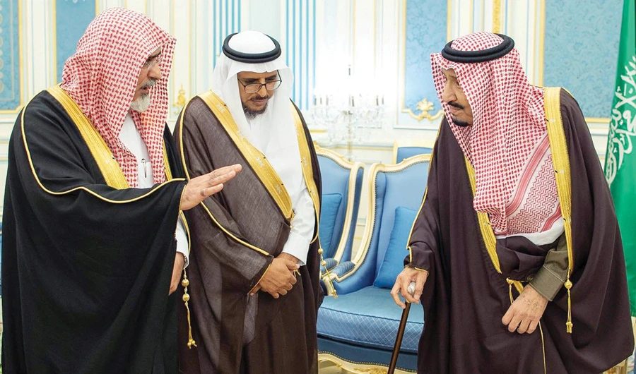 King Salman receives officials of theMinistry of Education and Saudi universities at Al-Yamamah Palace in Riyadh on Monday. (SPA)