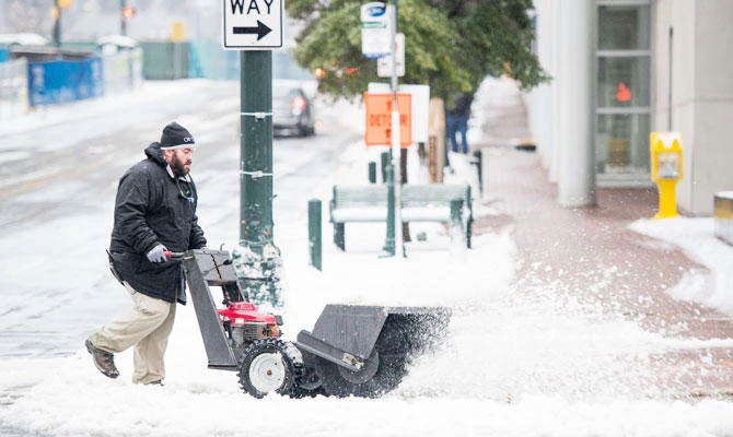 Heavy snow kills three, snarls travel in US Southeast