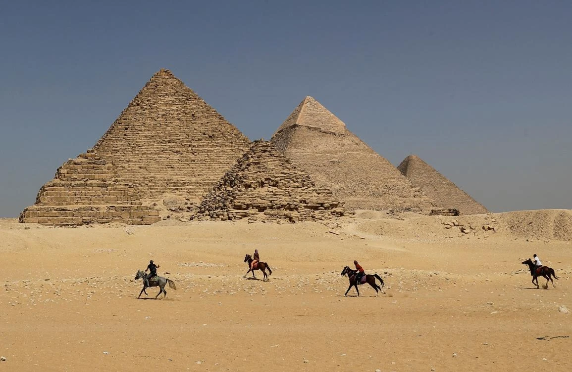 Egypt probes images of naked couple atop pyramid