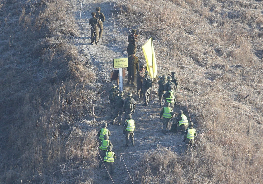 Korean border troops check removal of each other’s posts