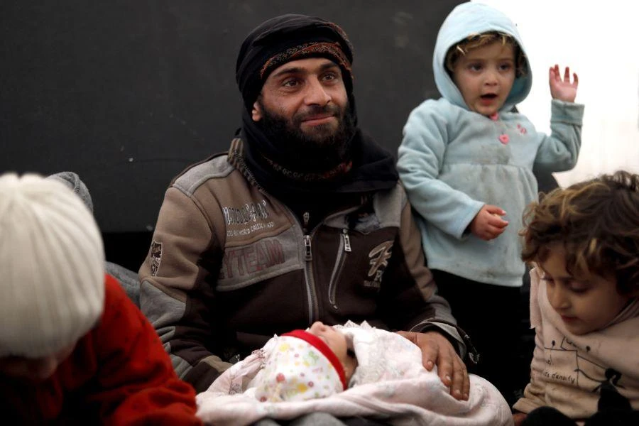 Thousands flee bombs and hunger in eastern Syria
