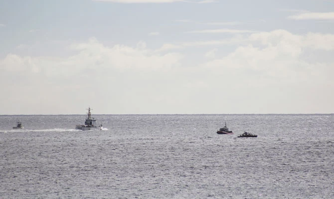 A US Coast Guard vessel and other rescue boats respond to a plane crash off Honolulu, Wednesday, Dec. 12, 2018. (AP)