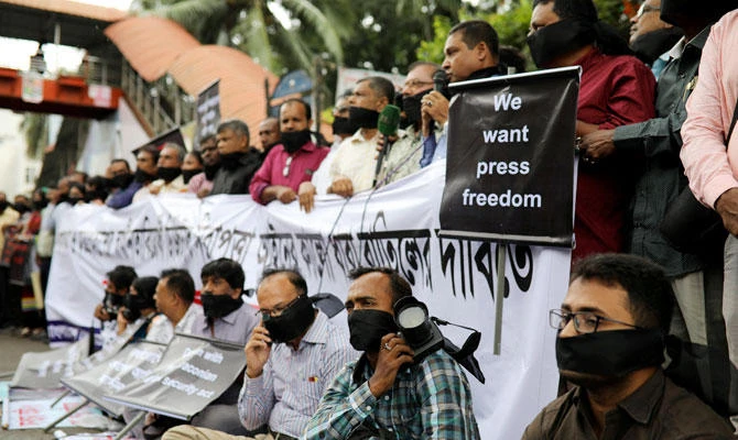 Journalists hold banners and placards as they protest against the newly passed Digital Security Act in front of the Press Club in Dhaka, Bangladesh, October 11, 2018. (REUTERS)