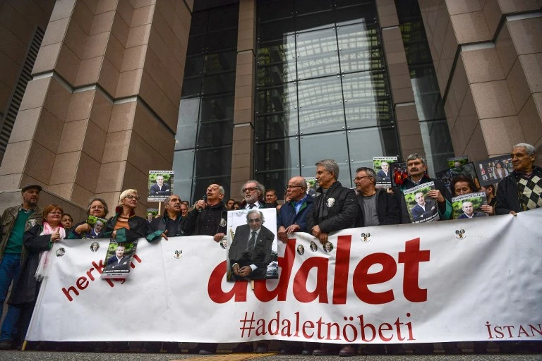 A group of journalists hold a banner reading "Justice"during a demonstration at the courthouse in Istanbul on March 15, 2018. (File/AFP)