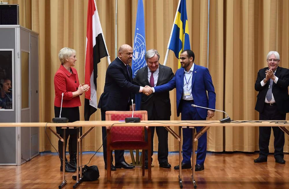 Yemen's foreign minister Khaled Al-Yamani (2ndL) and rebel negotiator Mohammed Abdelsalam (R) shake hands under the eyes of the UN's Antonio Guterres (C), Sweden's Minister for Foreign Affairs, Margot Wallström (L) and UN special envoy to Yemen Martin Griffiths (R), during peace consultations taking place in Rimbo, Sweden, on December 13, 2018. (AFP)