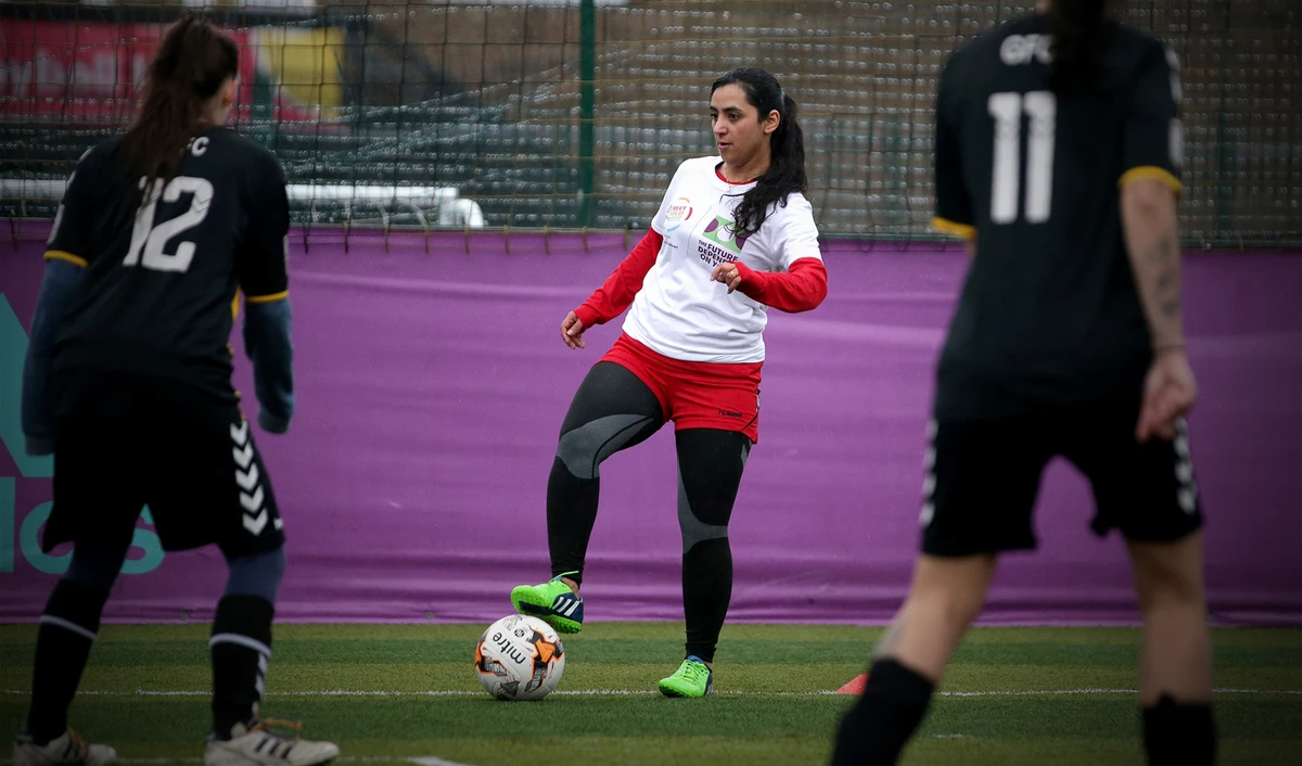 Former Afghanistan women’s football captain Khalida Popal, center, attends a training session in south London on March 30, 2018. (AFP/File)
