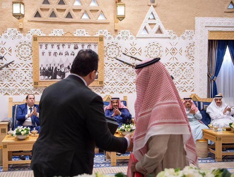 audi Arabia's King Salman bin Abdulaziz Al Saud and Tunisia's Prime Minister Youssef Chahed attend the signing of two agreements between the two countries in Riyadh. (SPA)