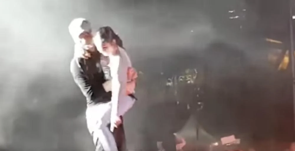 Fake news watch: Saudi girl embraces Enrique Iglesias at Ad Diriyah concert
