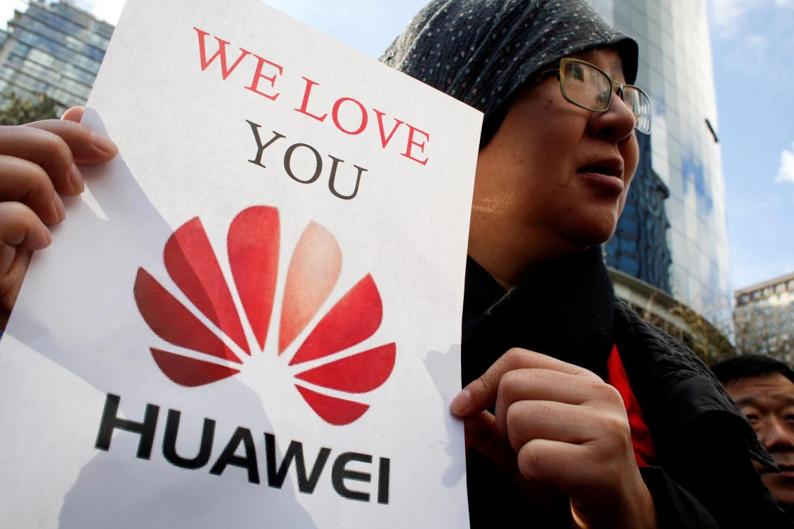 Lisa Duan, a visitor from China, holds a sign in support of Huawei outside of the B.C. Supreme Court bail hearing of Huawei CFO Meng Wanzhou, who is being held on an extradition warrant in Vancouver, British Columbia, Canada. (File Photo/Reuters)