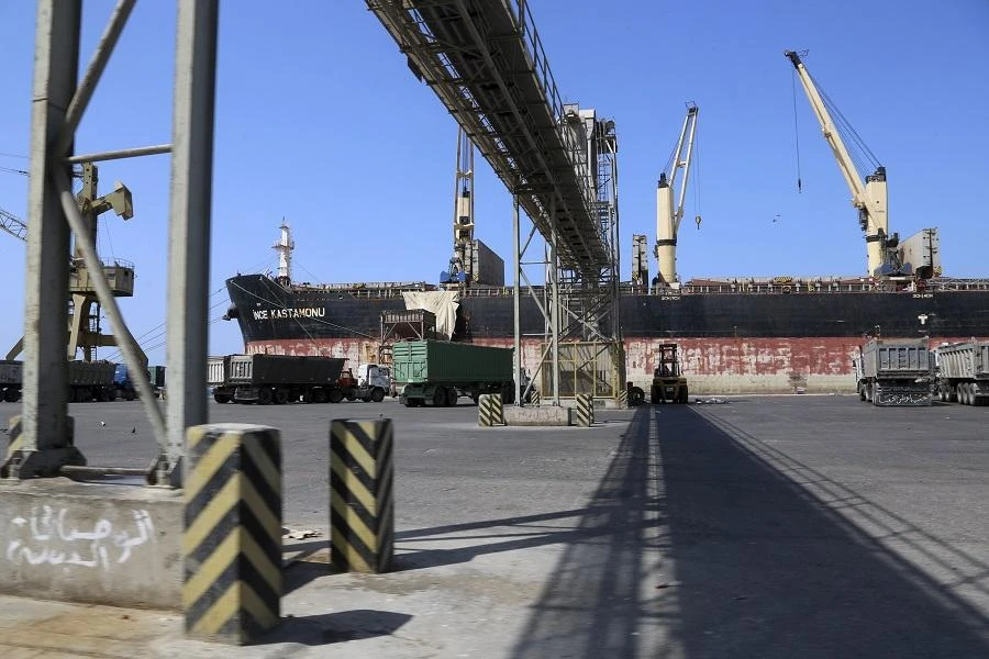 Air strikes, clashes hit Yemen port city despite cease-fire