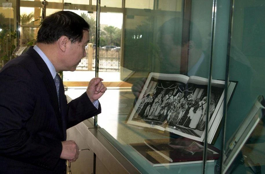 During his visit, the Chinese Ambassador toured the King Abdul Aziz Public Library and was briefed on the library’s different cultural perspectives. (SPA)