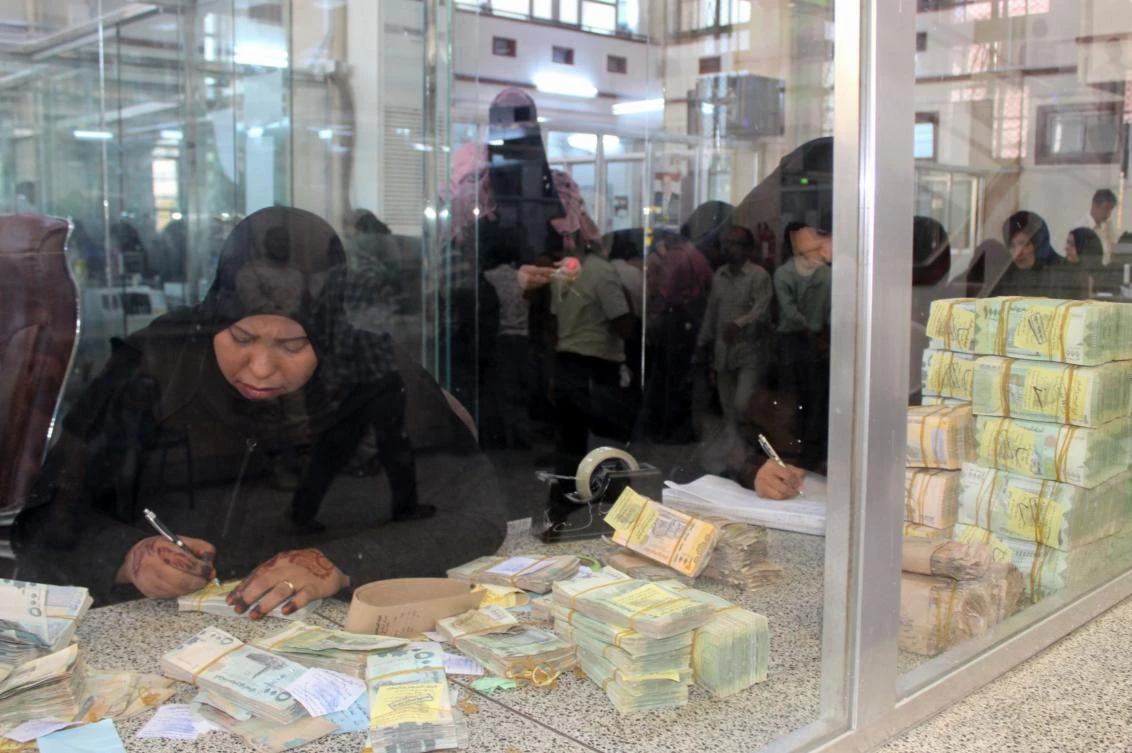 Yemeni bank tellers count money at the Central Bank of Aden in Aden on December 13, 2018.(AFP)