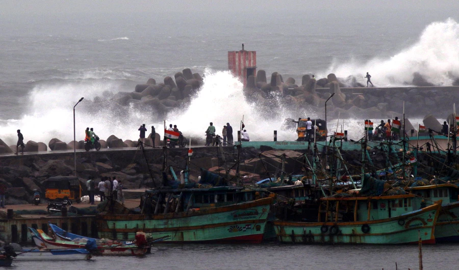 Thousands flee cyclone on India's east coast