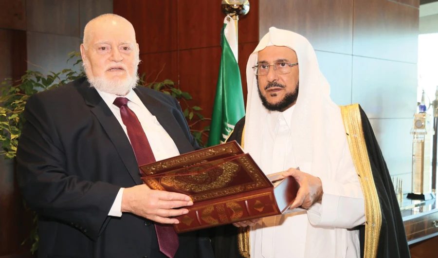 Saudi Islamic Affairs Minister Sheikh Abdullatif Al-Asheikh receives Ahmed ben Ali Saifi, head of the Islamic Dawah Center in Latin America and the Caribbean, in Riyadh on Tuesday. (SPA)
