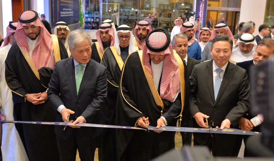 Prince Sultan bin Salman launched exhibition with Korean officials in Riyadh. (SPA)