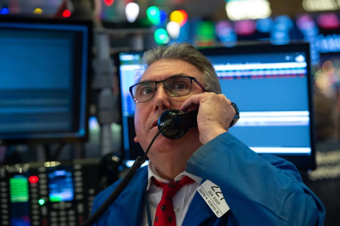 Traders work on the floor at the closing bell of the Dow Industrial Average at the New York Stock Exchange on December 19, 2018 in New York. (AFP)