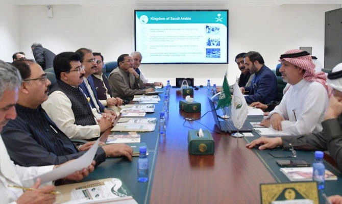Sadiq Sanjrani and his accompanied delegation met with Aqeel Al-Ghamdi, KSRelief assistant supervisor-general for planning and development. (SPA)