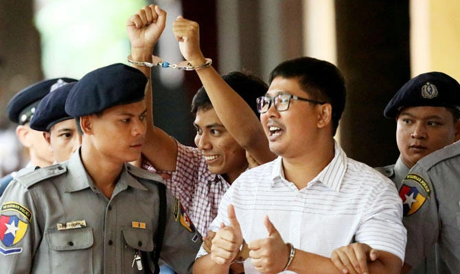 Detained Reuters journalist Wa Lone and Kyaw Soe Oo arrive at Insein court in Yangon, Myanmar August 27, 2018. (REUTERS)
