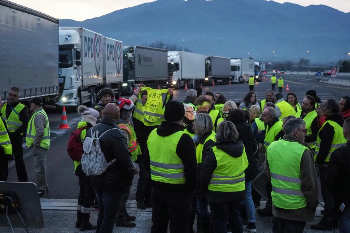 Versailles closes ahead of ‘yellow vest’ protest as numbers fall
