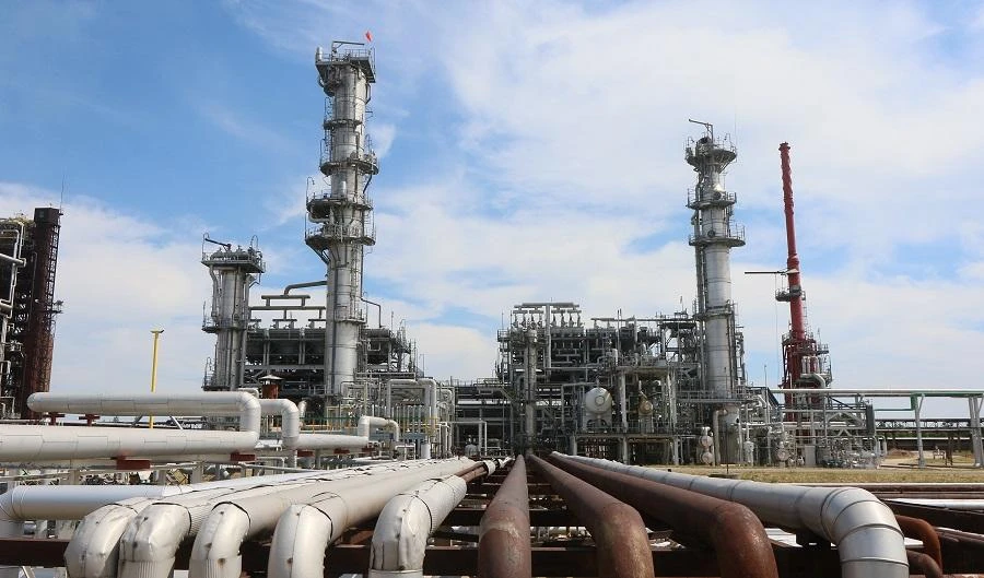 Oil prices fell on Friday to their lowest since the third quarter of 2017 as global oversupply kept buyers away from the market ahead of holidays over the next two weeks. (File/AFP)