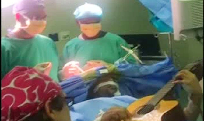 South African jazz artist Musa Manzini has played his music all over the world, but one performance stands out - strumming his guitar while surgeons operated on his brain. (REUTERS)