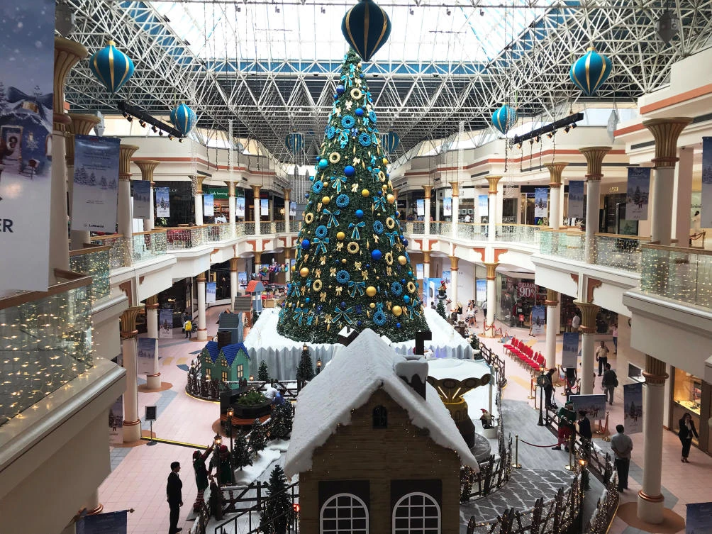 A Christmas tree is placed inside a Wafi mall in Dubai, United Arab Emirates December 11, 2018. (Reuters)
