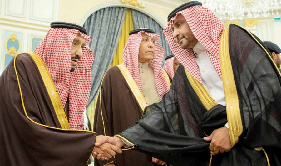 King Salman receives senior officials of the Health Ministry at Al-Yamamah Palace in Riyadh on Monday. (SPA)
