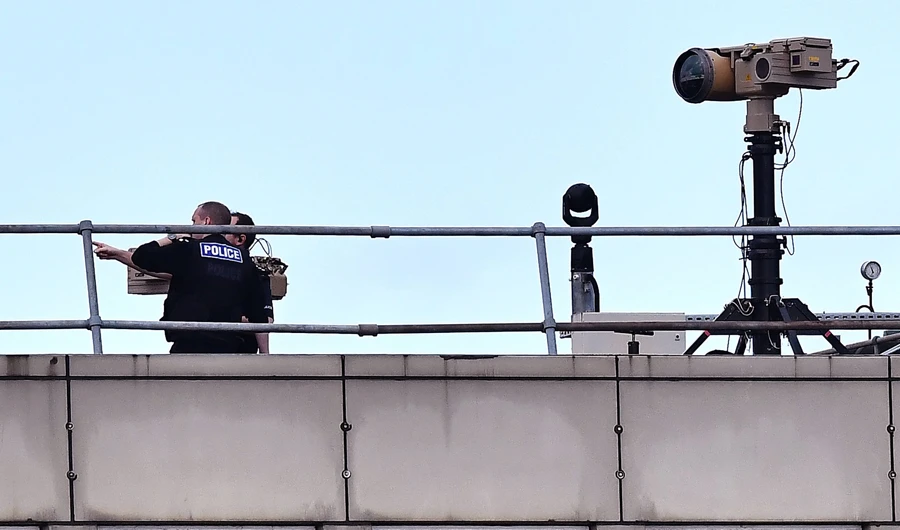 Police officers stand near equipment on the rooftop of a building at London Gatwick Airport, south of London, on Dec. 21, 2018, as flights resumed following the closing of the airfield due to a drones flying. (AFP)