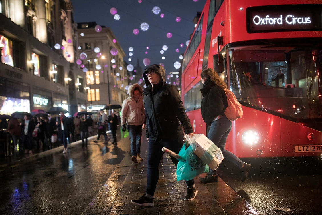 Shoppers cross the road on Oxford Street in London. As many as 20,000 shops and restaurants closed in the UK this year, a study shows. (Reuters)