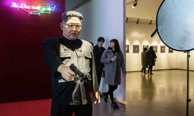 Visitors look at an art installation by South Korean artist Lim Young-sun entitled 'The Show Must Go On' depicting North Korean leader Kim Jong Un and US president Donald Trump, at the Seoul Art Center on December 19, 2018. (AFP)