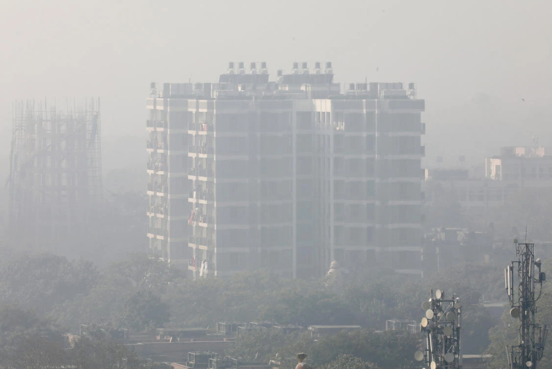 A residential building is shrouded in smog in New Delhi, India, December 25, 2018. (Reuters)